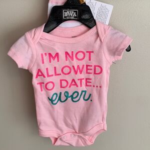 Newborn outfit nwt comes with headband and leg warmers